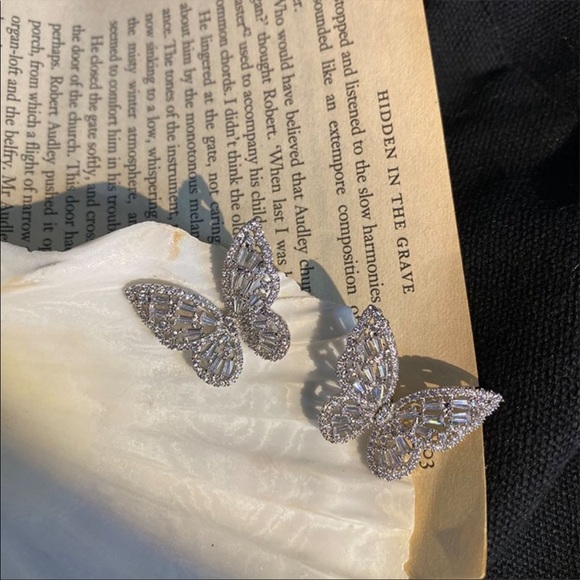 NEW 18K WHITE GOLD DIAMOND BUTTERFLY EARRINGS - Picture 5 of 7